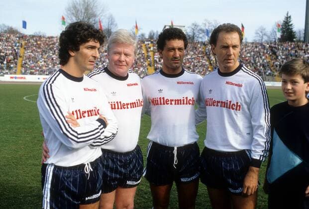 Europaauswahl v.li.: Paolo Rossi (Italien), Helmut Haller (BR Deutschland), Claudio Gentile (Italien) und Franz Beckenbauer (BR Deutschland) DEUTSCHSPRACHIGE SPORTZEITSCHRIFTEN UND -ZEITUNGEN NUR NACH RÜCKSPRACHE Fußball Herren Benefiz 1989 Benefizspiel Gruppe Augsburg