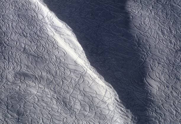 Schatten und Skispuren auf der Piste der Abfahrt der Olympischen Spiele 1992 Alpiner Skilauf Herren Olympische Spiele Albertville 1992, Winterspiele, Ski Alpin, Skisport, Abfahrt Totale Val d Isere, dIsere