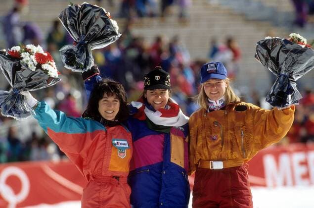Siegerehrung Olympischen Spiele 1992: Olympiasiegerin Deborah Compagnoni (Italien, Mitte) zwischen Carole Merle (Frankreich, li.) und Katja Seizinger (Deutschland) Alpiner Skilauf Herren Olympische Spiele Albertville 1992, Winterspiele, Ski Alpin, Skisport, Super G Gruppe Meribel