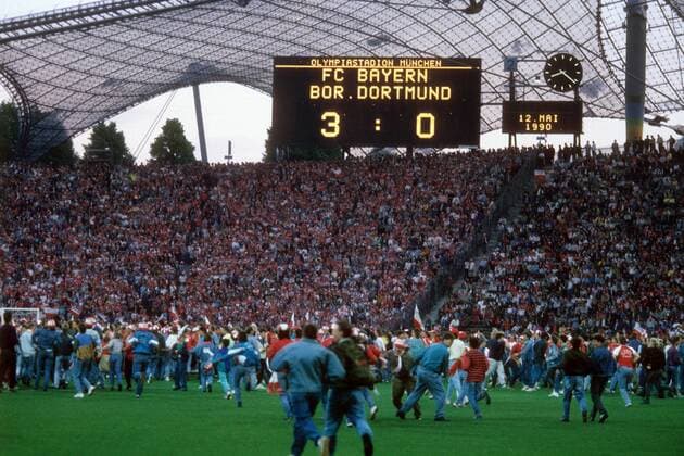Bayern Fans stürmen das Spielfeld und feiern den Gewinn der Deutschen Meisterschaft - DEUTSCHSPRACHIGE SPORTZEITSCHRIFTEN UND -ZEITUNGEN NUR NACH RÜCKSPRACHE Fußball 1. BL Herren Saison 1989 1990, FC Bayern München - Borussia Dortmund 3:0, BVB Totale Olympiastadion Platzsturm Platz Freude,
