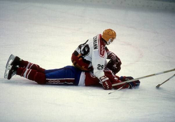 Andreas Brockmann (Deutschland, obenauf) gegen Eric Lindros (Kanada) Eishockey OS Winter Herren Olympische Spiele 1992, Winterspiele, Länderspiel, Nationalteam, Nationaltrikot, Gruppe Meribel o00 Albertville