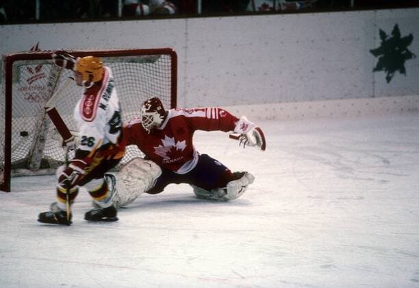 Michael Rumrich (Deutschland, li.) gegen Torwart Sean Burke (Kanada) Eishockey OS Winter Herren Olympische Spiele 1992, Winterspiele, Länderspiel, Nationalteam, Nationaltrikot, Gruppe Meribel o00 Albertville Dynamik, Abwehr,
