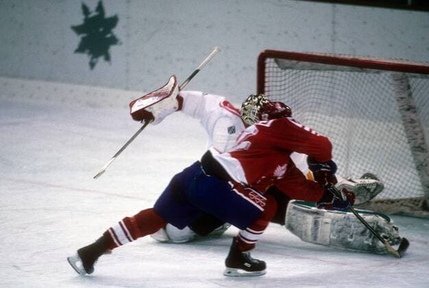 Torwart Helmut de Raaf (Deutschland, hi.) in Bedrängnis Eishockey OS Winter Herren Olympische Spiele 1992, Winterspiele, Länderspiel, Nationalteam, Nationaltrikot, Gruppe Meribel o00 Albertville Dynamik, Kampf,