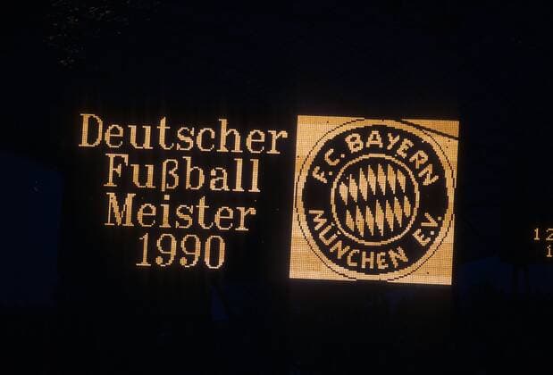 Bayern ist Deutscher Fußball Meister 1990 - DEUTSCHSPRACHIGE SPORTZEITSCHRIFTEN UND -ZEITUNGEN NUR NACH RÜCKSPRACHE Fußball 1. BL Herren Saison 1989 1990, FC Bayern München Totale München