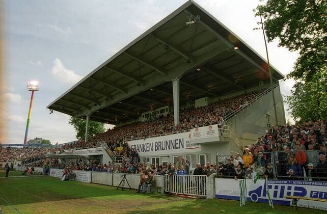 Fans auf der Haupttribüne im Playmobil Stadion, Heimspielstätte von Greuther Fürth - DEUTSCHSPRACHIGE SPORTZEITSCHRIFTEN UND -ZEITUNGEN NUR NACH RÜCKSPRACHE Fußball 2. BL Herren DEUTSCHSPRACHIGE SPORTZEITSCHRIFTEN UND -ZEITUNGEN NUR NACH RÜCKSPRACHE, Saison 2002 2003 Totale Fürth
