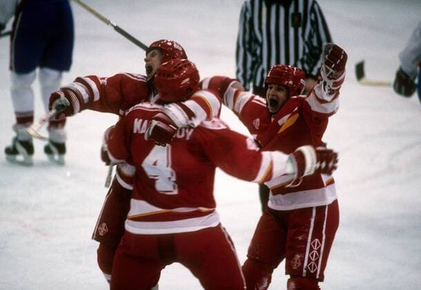 GUS feiert den Olympiasieg, v.li.: Nicolai Bortchevski, Vladimir Malakhov und Igor Boldin Eishockey OS Winter Herren Olympische Spiele Albertville 1992, Winterspiele, Länderspiel, Nationalteam, Finale Gruppe Meribel Freude,