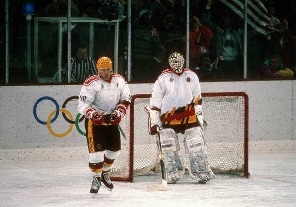 Ron Fischer und Torwart Helmut de Raaf (beide Deutschland) enttäuscht Eishockey OS Winter Herren Olympische Spiele Albertville 1992, Winterspiele, Länderspiel, Nationalteam Gruppe Meribel