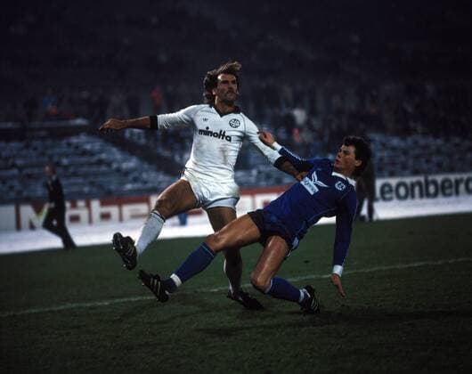 Ronald Borchers (Frankfurt, li.) gegen Winfried Geier (Schalke) - DEUTSCHSPRACHIGE SPORTZEITSCHRIFTEN UND -ZEITUNGEN NUR NACH RÜCKSPRACHE Fußball 1. BL Herren Saison 1980 1981, Eintracht Frankfurt - FC Schalke 04 5:0 Gruppe Frankfurt M. Dynamik,
