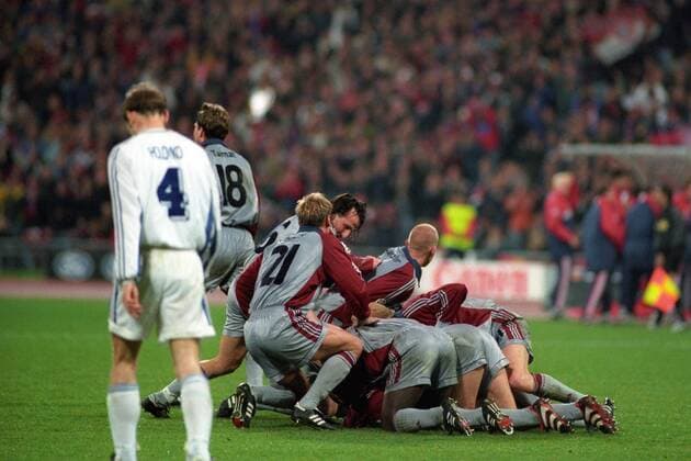 Torjubel der Bayern nach dem 1:0 gegen Kiew - DEUTSCHSPRACHIGE SPORTZEITSCHRIFTEN UND -ZEITUNGEN NUR NACH RÜCKSPRACHE Fußball EC 1 Herren DEUTSCHSPRACHIGE SPORTZEITSCHRIFTEN UND -ZEITUNGEN NUR NACH RÜCKSPRACHE, Champions League 1998 1999 Gruppe München Begeisterung, Freude, Enttäuschung,