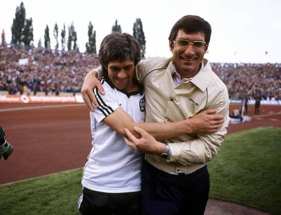 Werner Lorant und Trainer Lothar Buchmann (beide Frankfurt) bejubeln den DFB Pokalsieg 1980 1981 - DEUTSCHSPRACHIGE SPORTZEITSCHRIFTEN UND -ZEITUNGEN NUR NACH RÜCKSPRACHE Fußball Herren DFB Pokal 1980 1981, Pokalspiel, Finale, Pokalfinale, Eintracht Frankfurt Gruppe Stuttgart Freude,