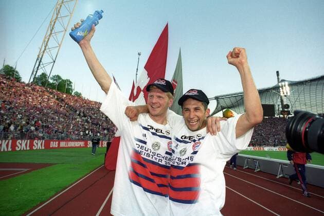 Fußball, FC Bayern München, Deutscher Meister 1999 Stefan Effenberg (li.) und Hasan Salihamidzic (beide Bayern) feiern die deutsche Meisterschaft 1999 - DEUTSCHSPRACHIGE SPORTZEITSCHRIFTEN UND -ZEITUNGEN NUR NACH RÜCKSPRACHE Fußball 1. BL Herren DEUTSCHSPRACHIGE SPORTZEITSCHRIFTEN UND -ZEITUNGEN NUR NACH RÜCKSPRACHE, Saison 1998 1999 Gruppe München Begeisterung, Freude,