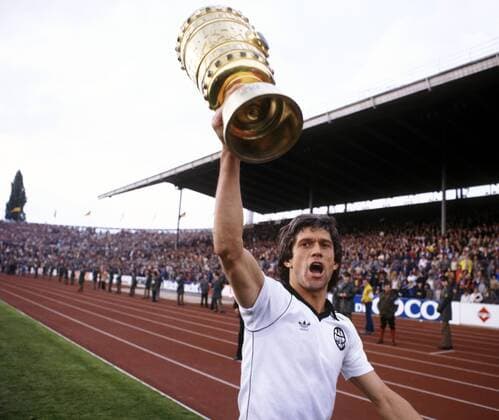 Werner Lorant (Frankfurt) bejubelt den DFB Pokalsieg 1980 1981 - DEUTSCHSPRACHIGE SPORTZEITSCHRIFTEN UND -ZEITUNGEN NUR NACH RÜCKSPRACHE Fußball Herren DFB Pokal 1980 1981, Pokalspiel, Finale, Pokalfinale, Eintracht Frankfurt Einzelbild Stuttgart Freude,