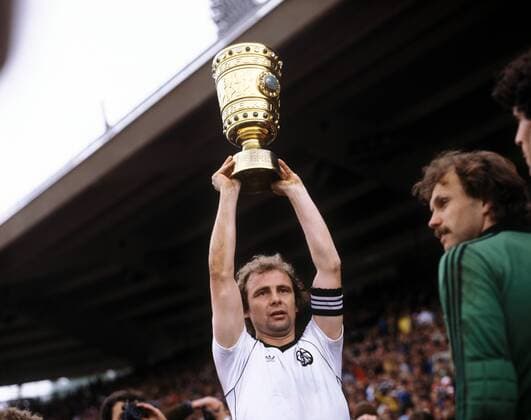 Bernd Hölzenbein präsentiert den Pokal neben Torwart Jürgen Pahl - Eintracht Frankfurt ist DFB Pokalsieger 1980 1981 - DEUTSCHSPRACHIGE SPORTZEITSCHRIFTEN UND -ZEITUNGEN NUR NACH RÜCKSPRACHE Fußball Herren DFB Pokal 1980 1981, Pokalspiel, Finale, Pokalfinale, Eintracht Frankfurt Gruppe Stuttgart Freude,