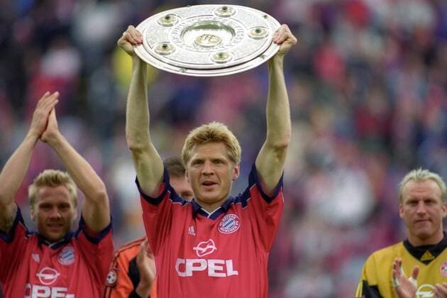 Stefan Effenberg (Bayern) ist Deutscher Meister 1999, daneben Thorsten Fink (li.) und Sven Scheuer - DEUTSCHSPRACHIGE SPORTZEITSCHRIFTEN UND -ZEITUNGEN NUR NACH RÜCKSPRACHE Fußball 1. BL Herren DEUTSCHSPRACHIGE SPORTZEITSCHRIFTEN UND -ZEITUNGEN NUR NACH RÜCKSPRACHE, Saison 1998 1999 Gruppe München Begeisterung, Freude,