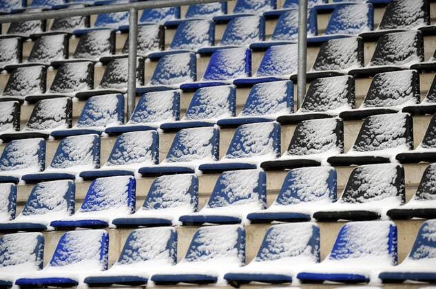 Fußball, Stadiongeschichte Arminia Bielefeld Arminia Bielefeld: verschneite Sitze in der Schüco-Arena o0 Tribüne Objekte verschneit