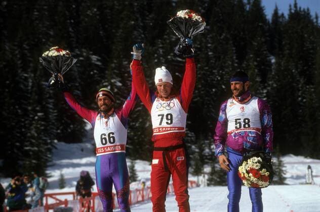 Siegerehrung 50km Olympischen Spiele Albertville 1992: Olympiasieger Björn Dählie (Norwegen, Mitte) zwischen Maurilio de Zolt (li.) und Giorgio Vanzetta (beide Italien) Nordischer Skilauf OS Winter Herren Olympische Spiele Albertville 1992, Winterspiele, Ski Nordisch, Skisport, Langlauf Gruppe Les Saisies Freude,
