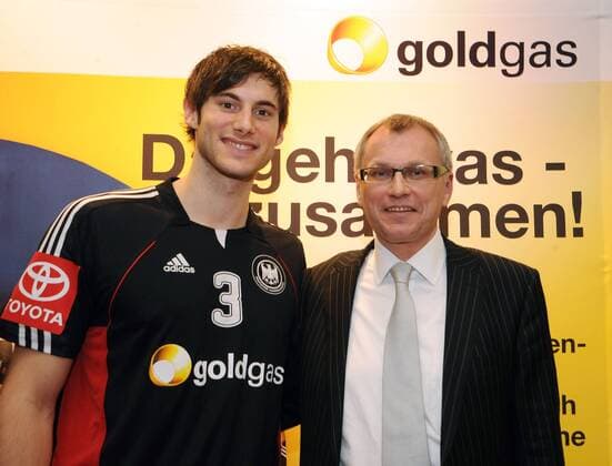 Nürnberg, 9.1.2010 - Pressekonferenz vor den Spiel. Der DHB stellt die Firma Goldgas als neuen Hauptsponsor vor. Bild v.l. Uwe Gensheimer (GER) und Michael Notzon, Geschäftsführer von Goldgas.