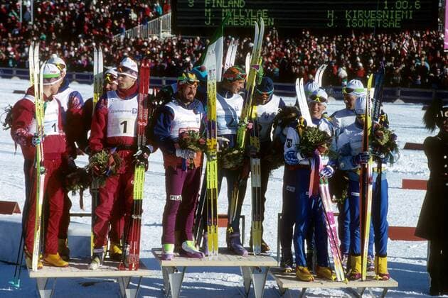 OLYMPIC LEGENDS: Thomas Alsgaard Siegerehrung 4x10km Langlauf Staffel bei den Olympischen Spielen 1994: V.li.: Team NOR (Sture Sivertsen, Vegard Ulvang, Thomas Alsgaard, Björn Dählie), Olympiasieger Team ITA (Maurilio De Zolt, Marco Albarello, Giorgio Vanzetta, Silvio Fauner), ... Nordischer Skilauf OS Winter Herren Olympische Winterspiele 1994, Spiele, Olympia, Totale Lillehammer