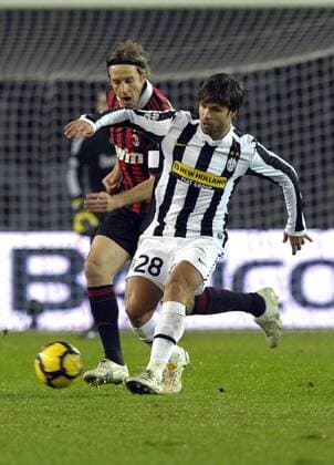Diego (Juventus, R) und Massimo Ambrosini (Milan) - Juventus Turin (weiß) vs AC Milan (rot) - . giorgioxperottino