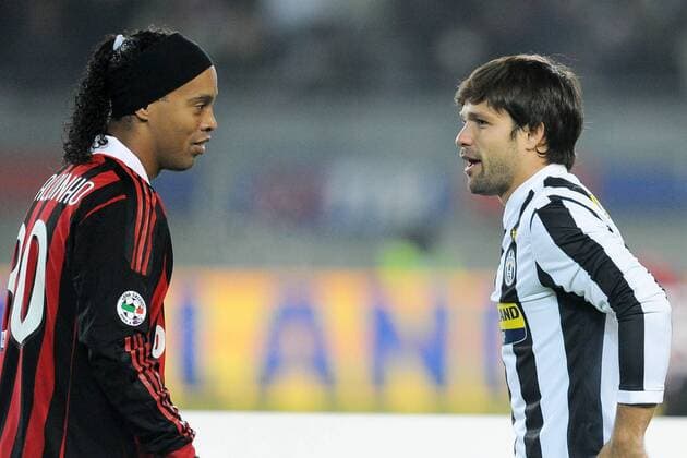 Juventus Turin (weiß) vs. AC Mailand (rot), v.li.: Ronaldinho, Diego 