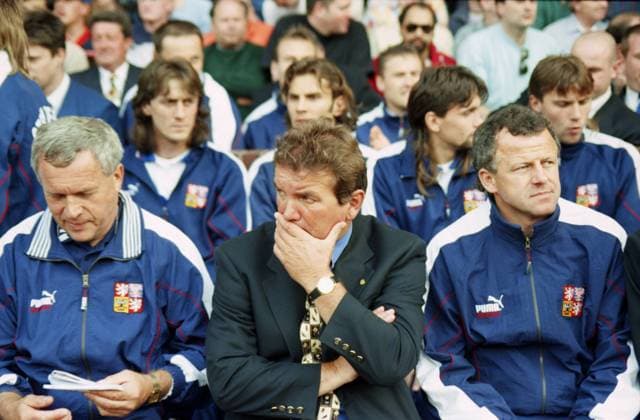 Coach of the czech national team Dusan Uhrin (C), assistent Ivo Viktor (L) and second assistent Werner Licka are seen are seen during the quarterfinals match against Portugal. EURO 96, Birmingham, June 23, 1996. (CTKxPhoto MichalxDolezal)  o0 Nationaltrainer