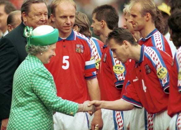 Queen Elisabeth II. (GBR) is being greeted by czech soccer player Pavel Nedved (right), captain Miroslav Kadlec (middle, nr. 5) prior the Euro 96 final match Czech Republic - Germany in London, Wembley, June 30, 1996. (CTKxPhoto MichalxDolezal)  o0 people