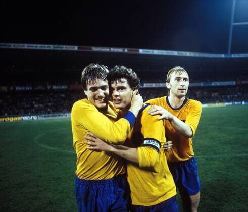 Schlussjubel Lok Leipzig v.li.: Hans Richter Lutz Moldt und Matthias Liebers DEUTSCHSPRACHIGE SPORTZEITSCHRIFTEN UND -ZEITUNGEN NUR NACH RÜCKSPRACHE Fußball EC 3 Herren Saison 1983 1984, UEFA Cup Europapokal Gruppe Bremen