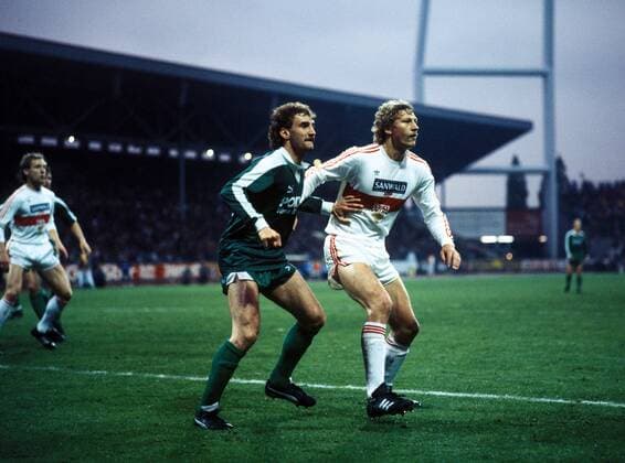Rudi Völler (Bremen, li.) vs Guido Buchwald (Stuttgart) DEUTSCHSPRACHIGE SPORTZEITSCHRIFTEN UND -ZEITUNGEN NUR NACH RÜCKSPRACHE Fußball 1. BL Herren Saison 1986 1987 Gruppe Bremen