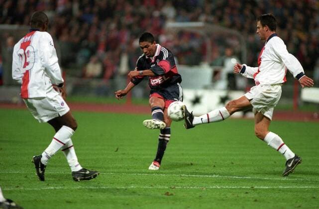Giovane Elber (Bayern, Mitte) gegen Alain Roche (Paris St. Germain, re.) - DEUTSCHSPRACHIGE SPORTZEITSCHRIFTEN UND -ZEITUNGEN NUR NACH RÜCKSPRACHE Fußball EC 1 Herren DEUTSCHSPRACHIGE SPORTZEITSCHRIFTEN UND -ZEITUNGEN NUR NACH RÜCKSPRACHE, Champions League 1997 1998 Gruppe München Dynamik,