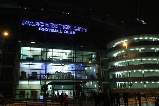 Außenansicht des City of Manchester Stadium, Heimspielstätte von Manchester City Football Club, Premier League, -  o0 Schriftzug Dunkel Dunkelheit Abend Abends Nacht nachts Beleuchtung beleuchtet