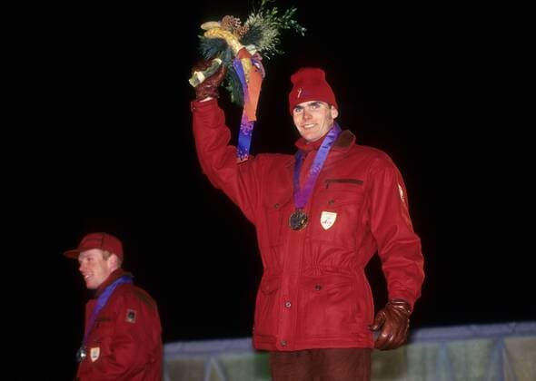 OLYMPIC LEGENDS: Thomas Alsgaard Olympiasieger Thomas Alsgaard (NOR) bei der Siegerehrung im 30km Langlauf bei den olympischen Winterspielen 1994 Nordischer Skilauf OS Winter Herren Olympische Winterspiele, Olympia, Spiele, Ski Nordisch, Skisport 1994, Einzelbild Lillehammer Freude,
