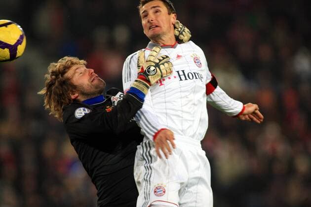 Basel 12. Januar 2010 Testspiel FC Basel - FC Bayern München 1:3, Miroslav Klose (Bayern, re.) gegen Torwart Stefan Wessels (FC Basel) 