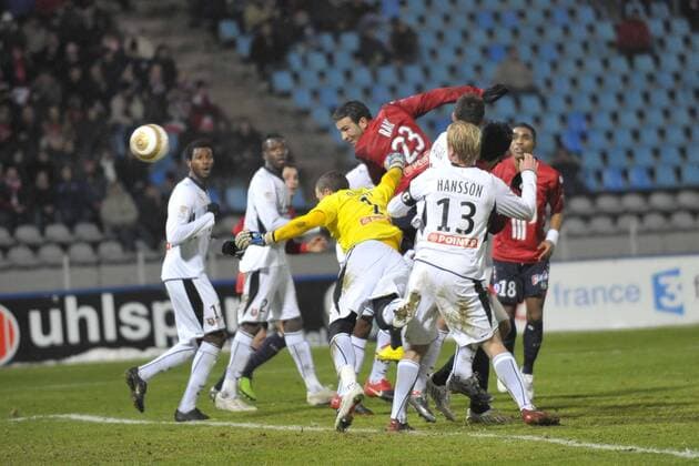 OSC LILLE (rot) - STADE RENNES (weiß) - 13.01.2010 - Adil RAMI (C) - 