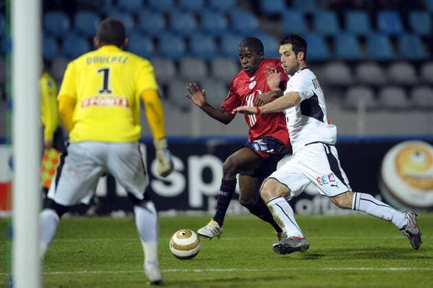 OSC LILLE (rot) - STADE RENNES (weiß) - 13.01.2010 - Rio (2R) MAVUBA Carlos BOCANEGRA (R) - 