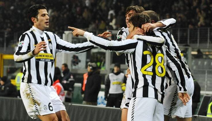 Juventus Turin (weiß) - SSC Napoli (blau) - Diego (R)  o0 Jubel, Freude