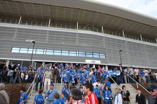 TSG 1899 Hoffenheim - Rhein-Neckar-Arena. Ein- und Ausgang zu Block Süd o0 Fan, Zuschauer Treppe