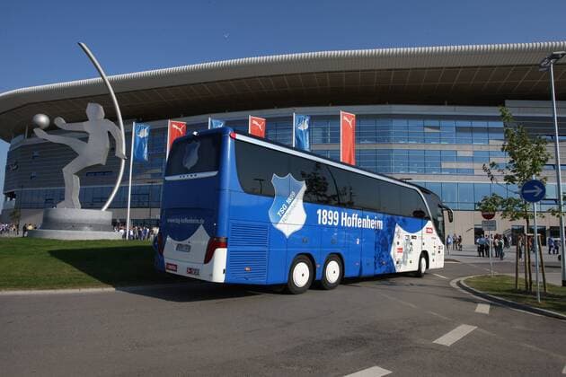 TSG 1899 Hoffenheim - Rhein-Neckar-Arena, Einfahrt des 1899 Hoffenheim Mannschaftsbus mit Fussballer Statue o0 Bus Mannschaftsbusse, Spielerbus, Spielerbusse, Fahrzeug