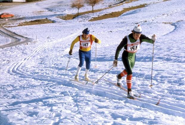 Reinhold Feichter (AUT, R) vor Gerhard Grimmer (DDR) Nordischer Skilauf OS Winter Herren Olympische Spiele Innsbruck 1976, Ski Nordisch, Skisport, Langlauf, Vdia Gruppe Seefeld
