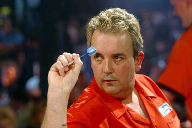 2 January, 2004: PHIL -The Power- TAYLOR (ENG) prepares to throw during his quarter final at PDC Ladbrokes.com World Darts Chanpionship 2004, Circus Tavern, Purfleet, Essex xactionplusx  ActionPlus04010221 o0 Konzentration