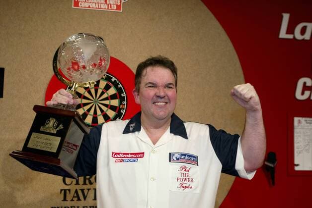 2 January 2006: English player PHIL -The Power- TAYLOR celebrates with the trophy after the Ladbrokes.com 2006 PDC World Darts Championship Final at the Circus Tavern, Purfleet, Essex. xNeilxTinglex  ActionPlus060102116 o0 Weltmeister Freude Siegerehrung Jubel
