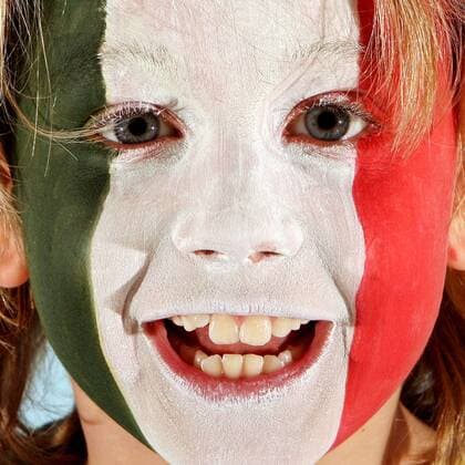 Kind mit Gesichtsbemalung in den Landesfarben des WM Teilnehmers Italien (Gruppe F) - FUSSBALL - FIFA WM 2010, Fotoshooting mit Kindern - MODEL RELEASED - . 