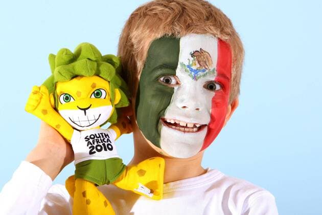 Kind mit Gesichtsbemalung in den Landesfarben des WM Teilnehmers Mexiko (Gruppe A) und WM Maskottchen Zakumi - FUSSBALL - FIFA WM 2010, Fotoshooting mit Kindern - MODEL RELEASED - 