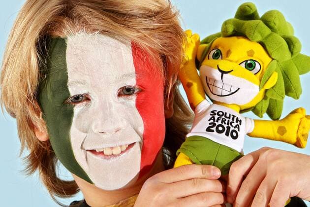 Kind mit Gesichtsbemalung in den Landesfarben des WM Teilnehmers Italien (Gruppe F) und WM Maskottchen Zakumi - FUSSBALL - FIFA WM 2010, Fotoshooting mit Kindern - MODEL RELEASED - 