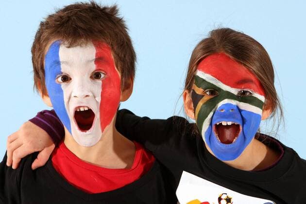 Kinder mit Gesichtsbemalung der WM Teilnehmer Frankreich (li.) und Südafrika, Gruppengegner in der Gruppe A - Fotoshooting mit Kindern - MODEL RELEASED - 