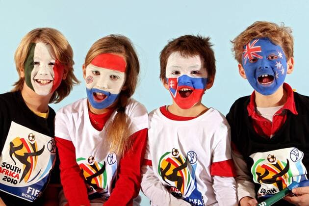 Kinder mit Gesichtsbemalung der WM Teilnehmer aus Gruppe F, v.li.: Italien, Paraguay, Slowakei und Neuseeland - Fotoshooting mit Kindern - MODEL RELEASED - 