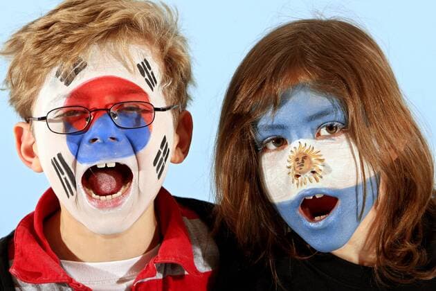 Kinder mit Gesichtsbemalung der WM Teilnehmer Südkorea (li.) und Argentinien, Gruppengegner in der Gruppe B,- Fotoshooting mit Kindern - MODEL RELEASED -  o0 Korea