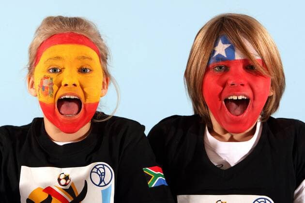 Kinder mit Gesichtsbemalung der WM Teilnehmer Spanien (li.) und Chile, Gruppengegner in der Gruppe H - Fotoshooting mit Kindern - MODEL RELEASED - 