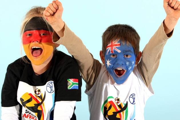 Kinder mit Gesichtsbemalung der WM Teilnehmer Deutschland (li.) und Australien, Gruppengegner in der Gruppe D - Fotoshooting mit Kindern - MODEL RELEASED -  o0 Jubel