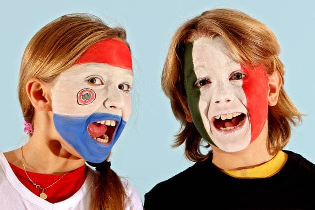 Kinder mit Gesichtsbemalung der WM Teilnehmer Paraguay (li.) und Italien, Gruppengegner in der Gruppe F - Fotoshooting mit Kindern - MODEL RELEASED - 