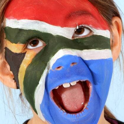 Kind mit Gesichtsbemalung in den Landesfarben des WM Teilnehmers Südafrika (Gruppe A) - FUSSBALL - FIFA WM 2010, Fotoshooting mit Kindern - MODEL RELEASED - 